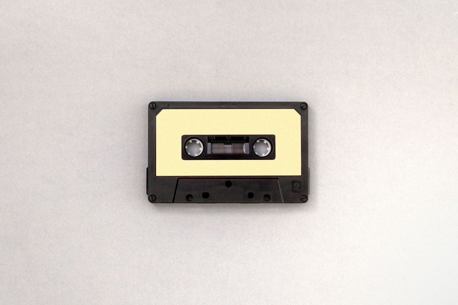 Cassette audio rétro posée sur un fond clair