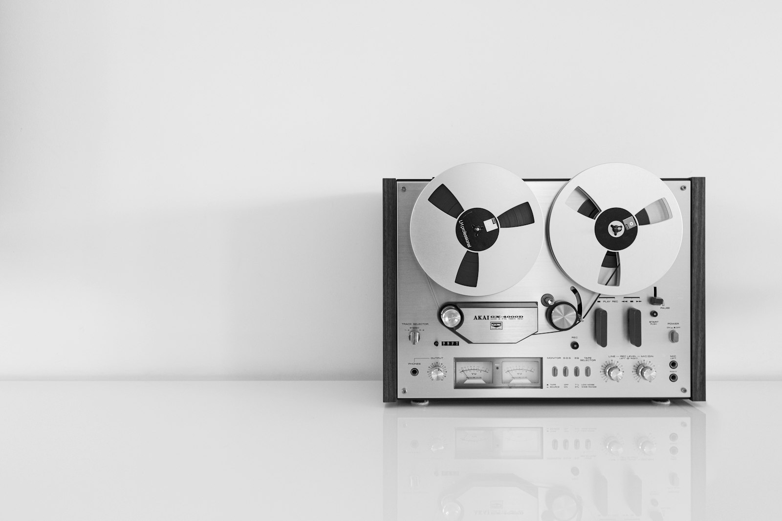 Lecteur audio photographié en noir et blanc