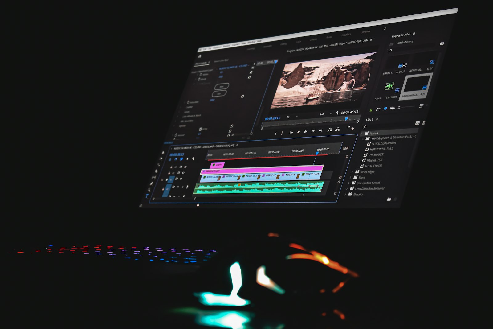 Écran affichant un logiciel de montage vidéo avec sa timeline