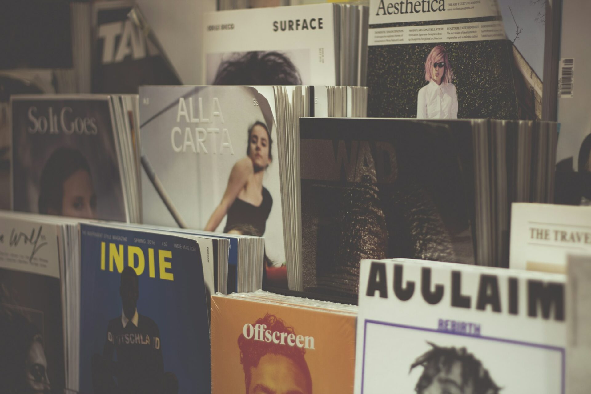 Magazines culturels empilés sur une table