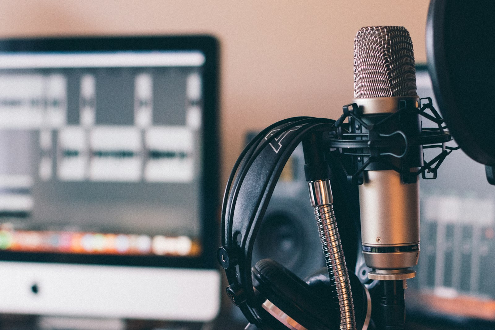 Micro de studio et casque prêts pour une émission