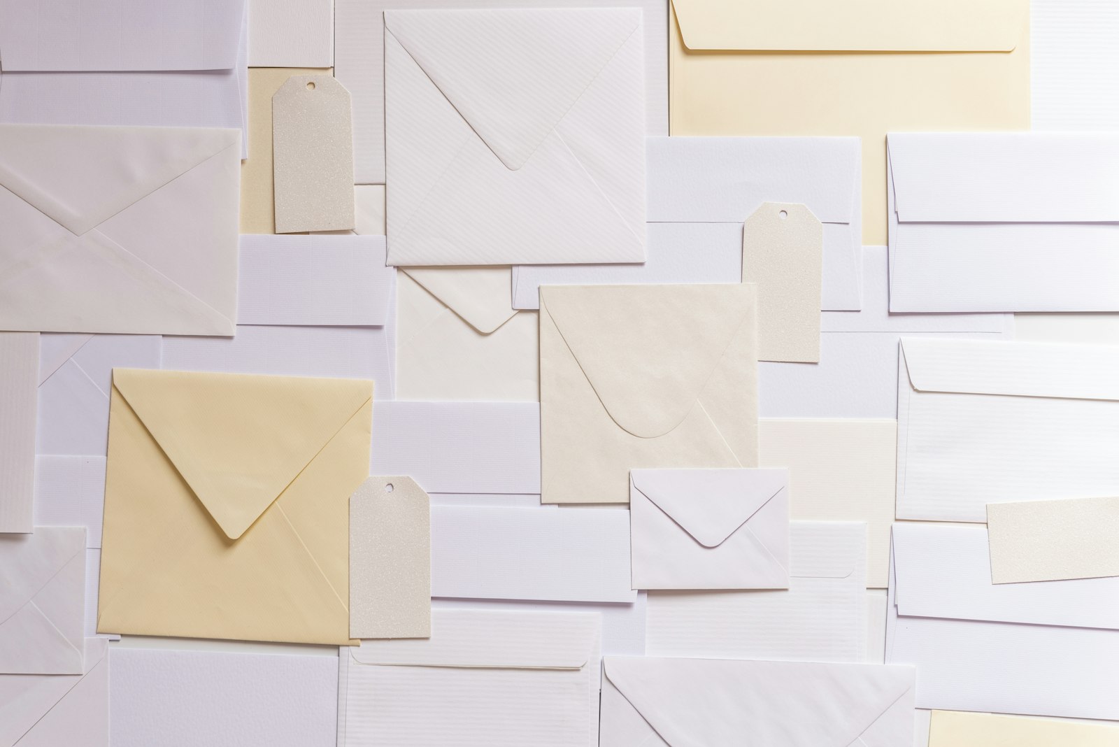 Enveloppe et feuilles de papier disposées sur une table claire