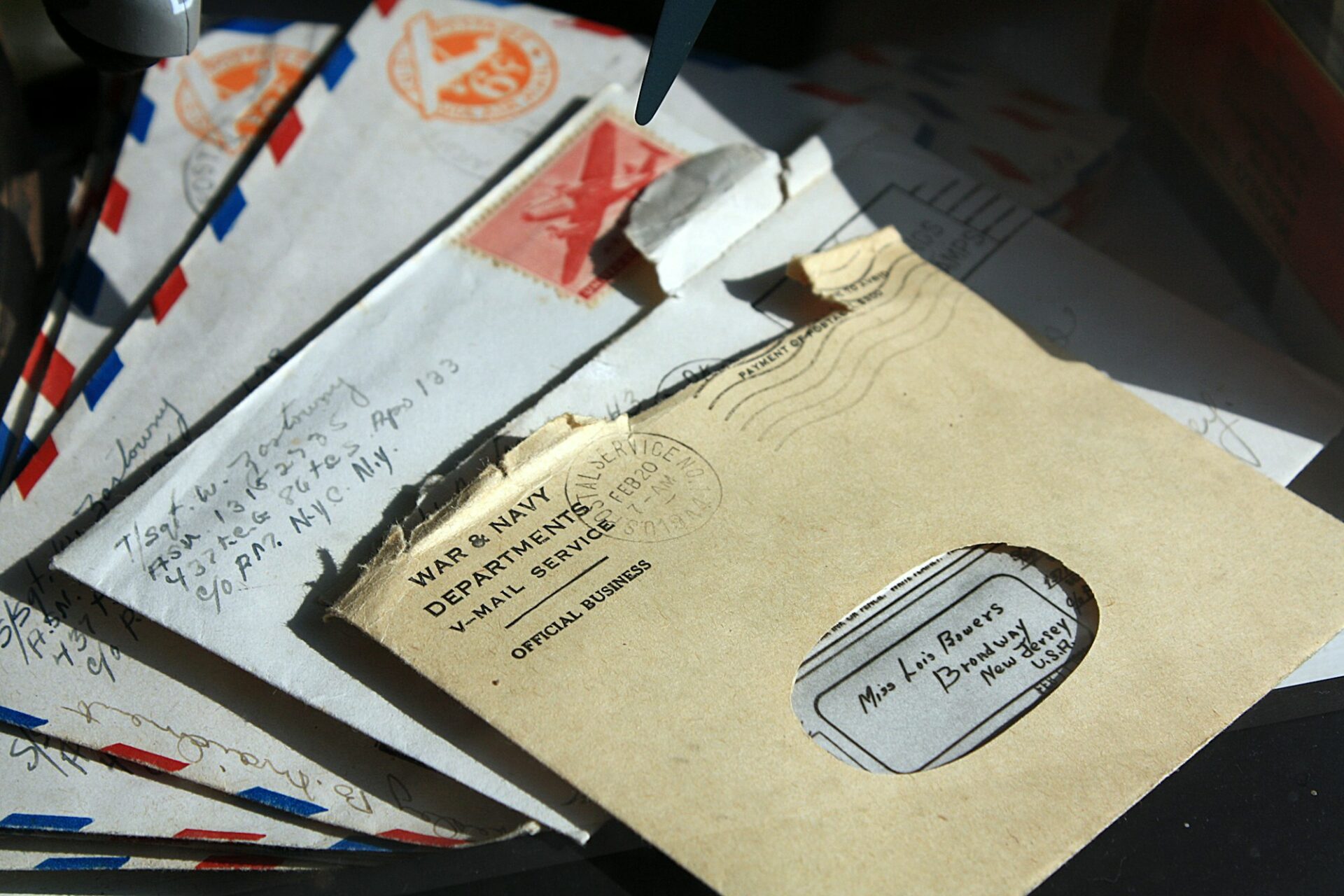 Enveloppes ouvertes posées sur une surface sombre