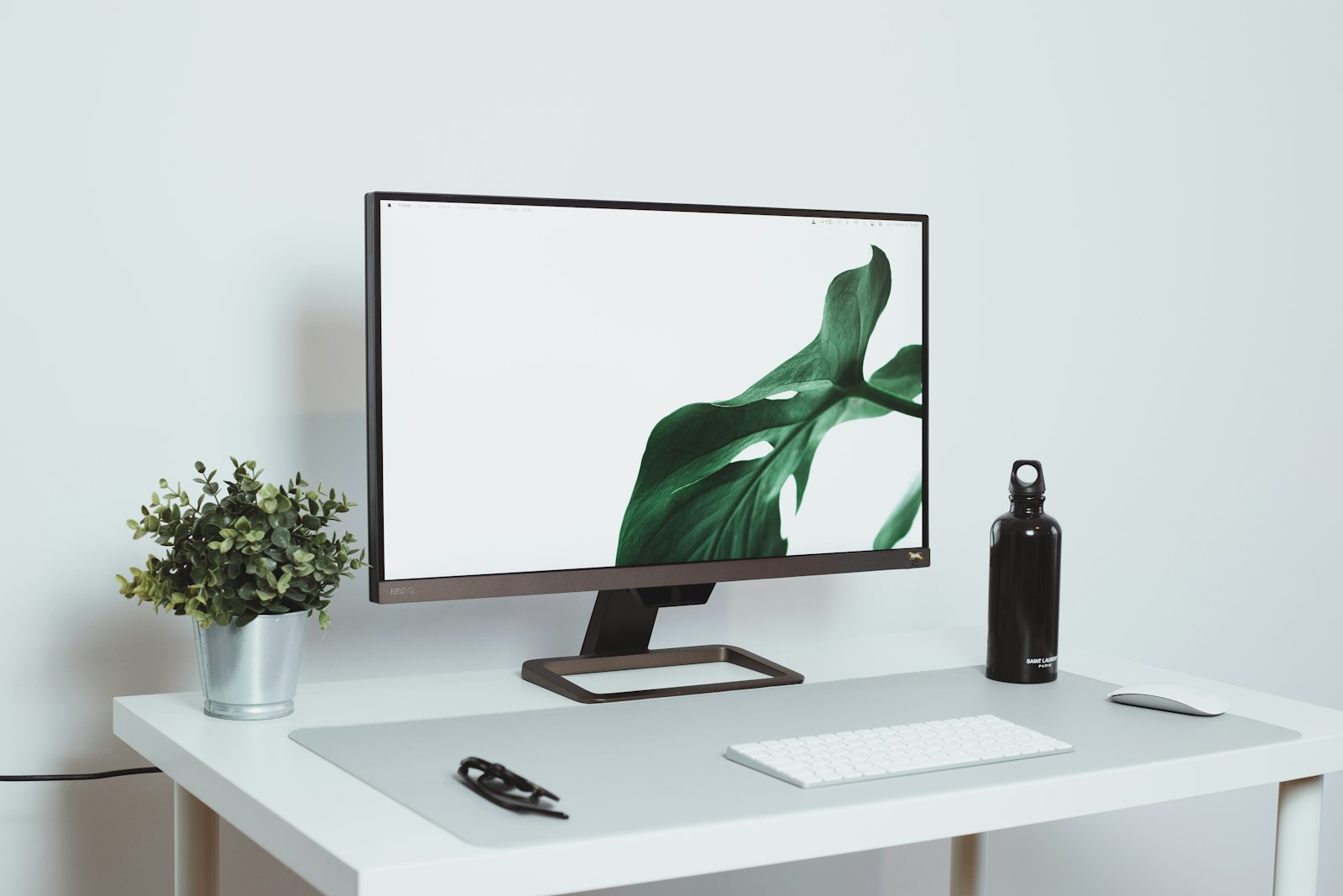 Écran d’ordinateur posé sur un bureau blanc épuré
