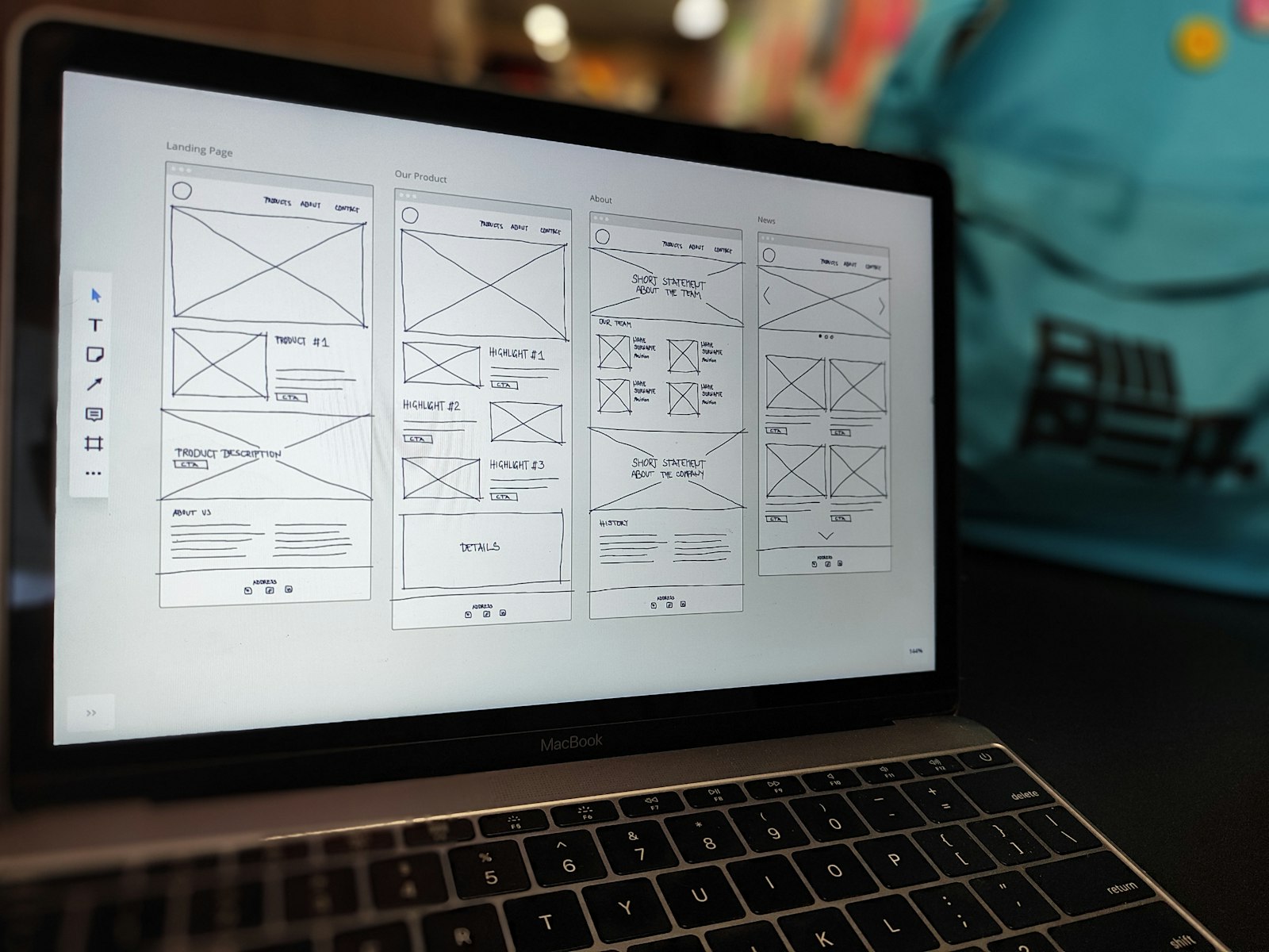 Ordinateur portable affichant la maquette d’une page web sur un bureau