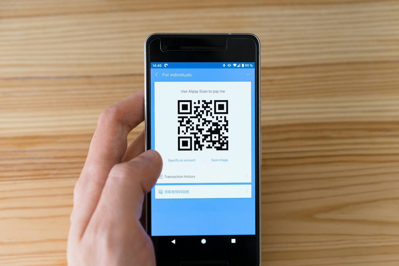 Smartphone affichant un QR code