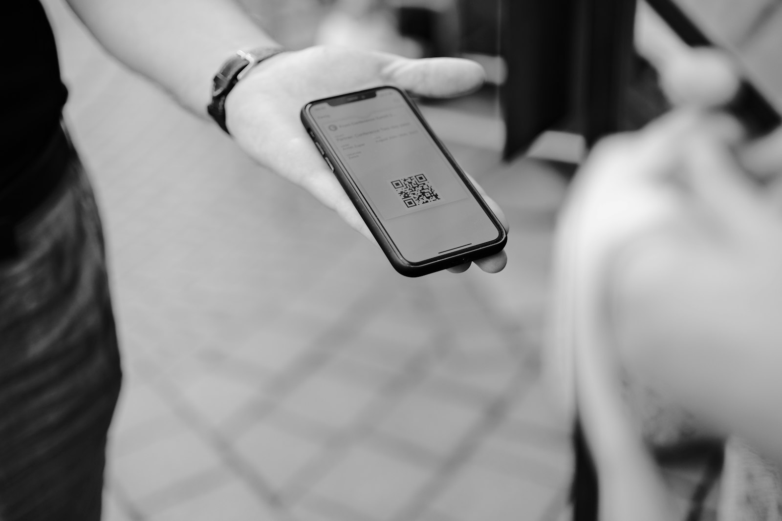 Personne tenant un téléphone portable