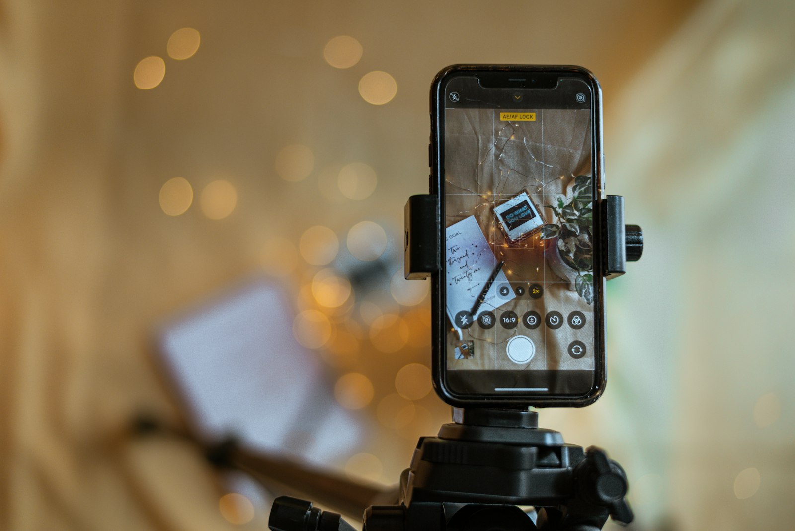 Caméra installée sur un trépied, prête pour un tournage