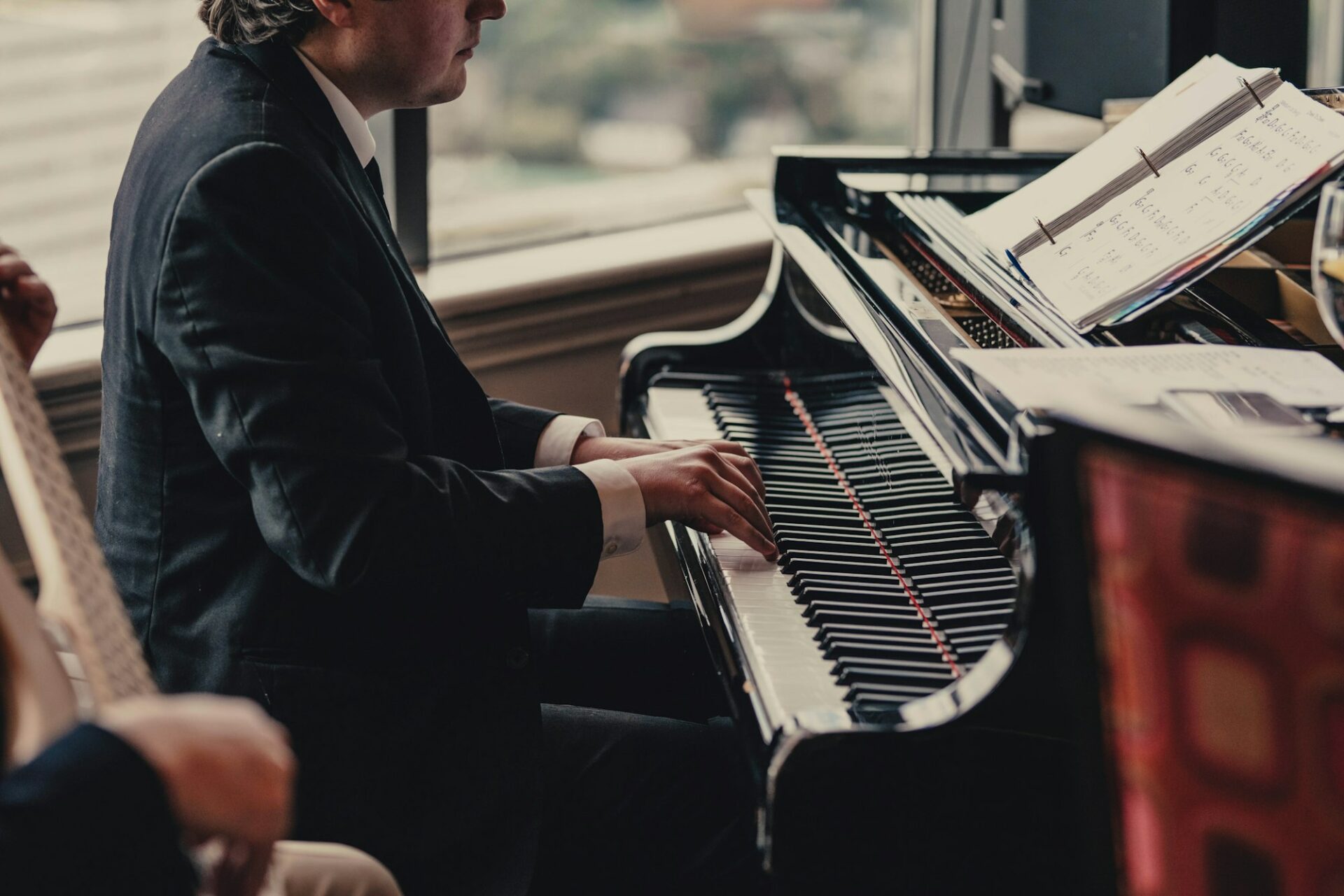 Mains d’un musicien jouant du piano en gros plan
