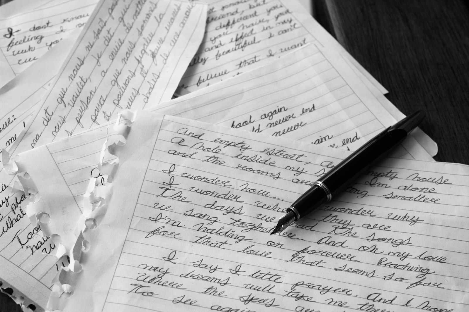 Stylo noir posé sur une feuille blanche écrite à la main
