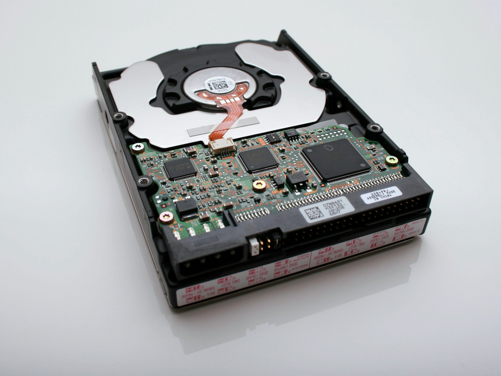 Disque dur interne posé sur une surface claire