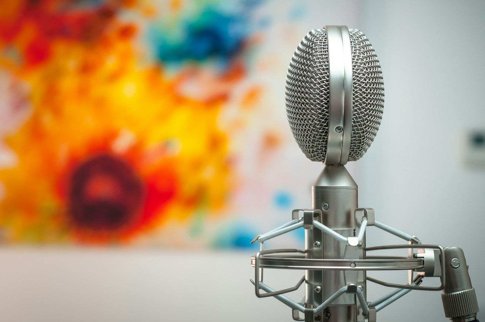 Microphone à condensateur installé dans une pièce d’enregistrement lumineuse