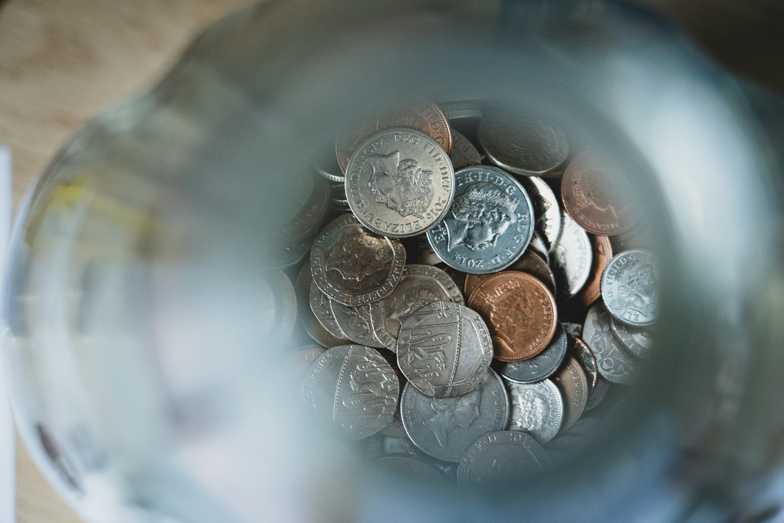 Pièces de monnaie vues de dessus dans un récipient