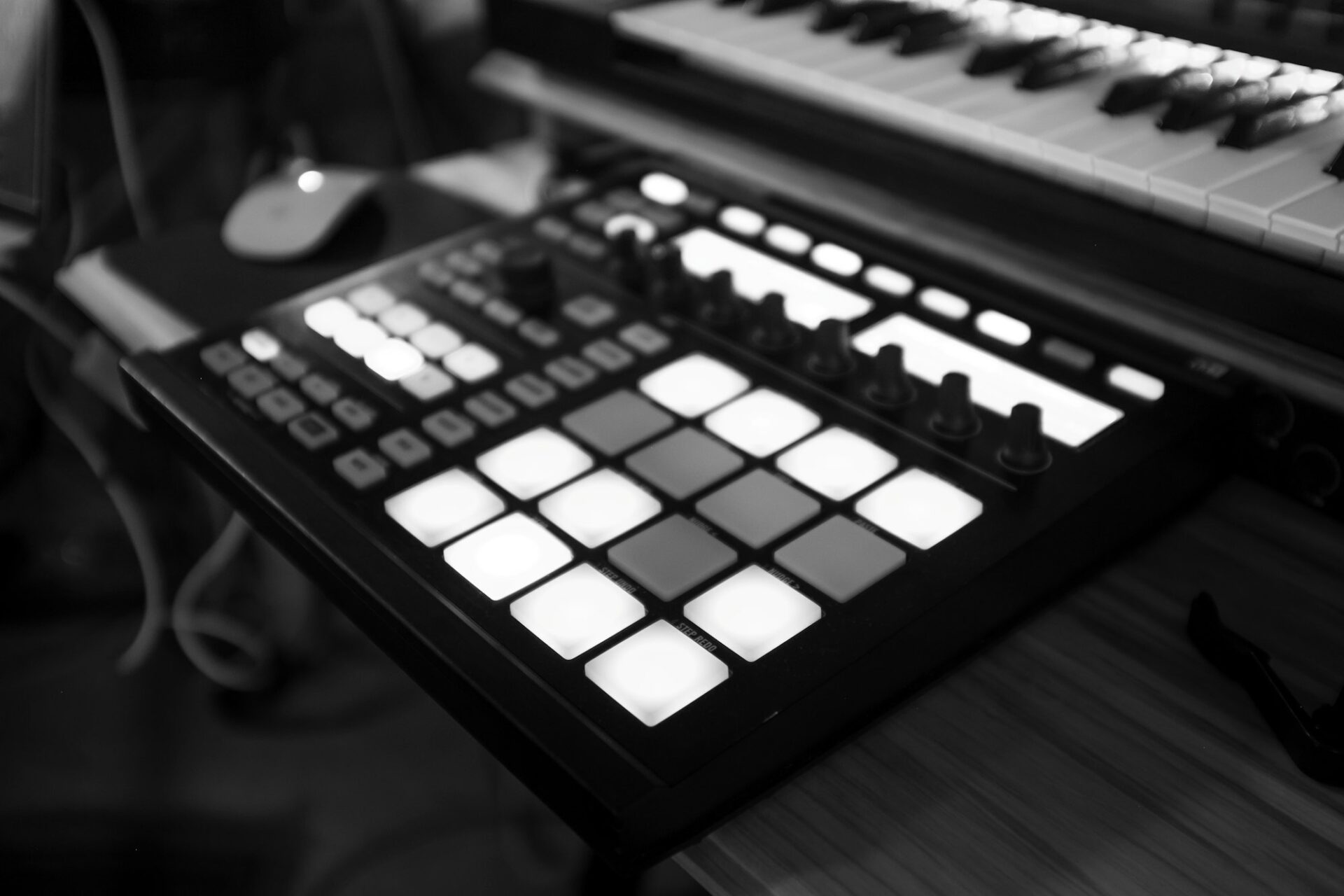 Gros plan sur les pads d’un contrôleur MIDI utilisé pour le sampling