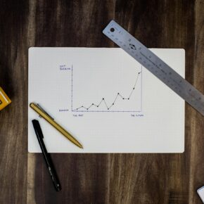 Graphique en courbe tracé sur papier avec une règle et deux stylos