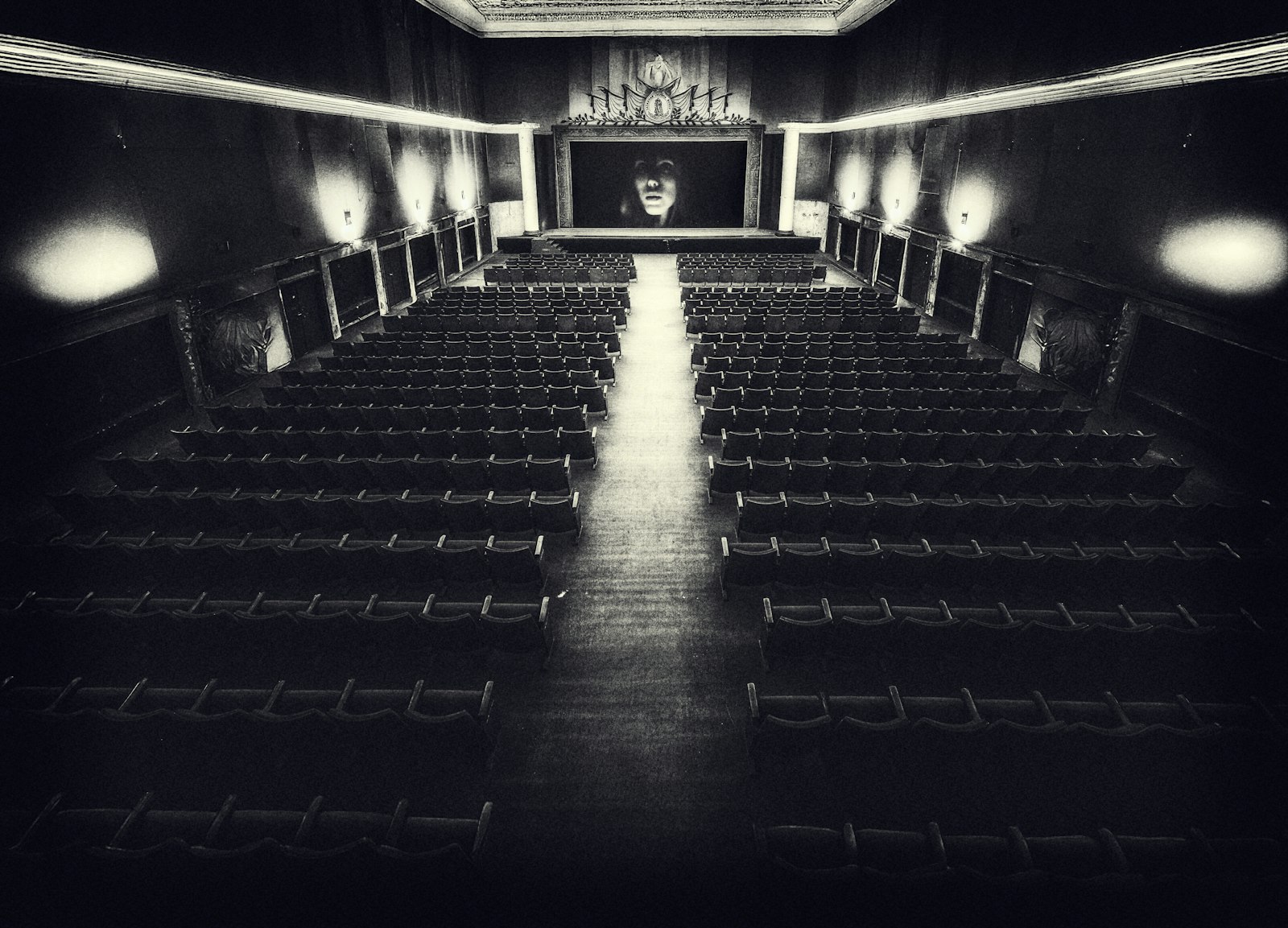 Salle de cinéma vintage vide face à son écran
