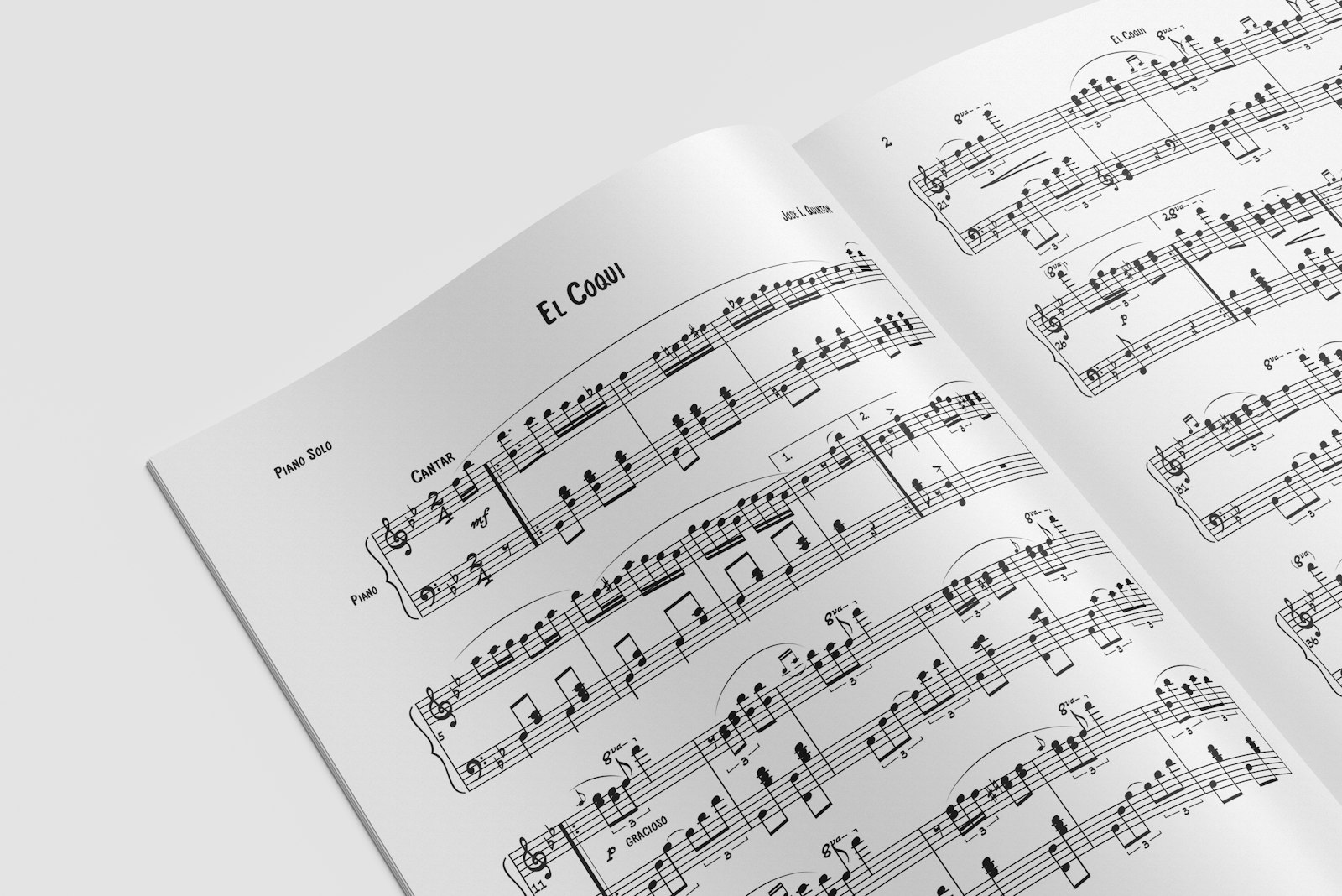 Recueil de partitions ouvert sur une page de notes de musique