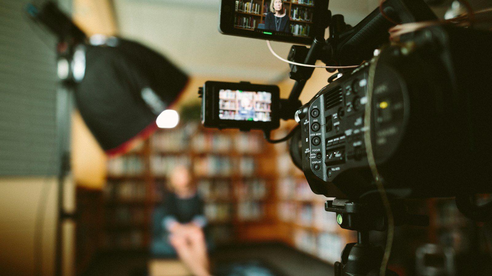 Caméra de cinéma installée pour une interview de documentaire