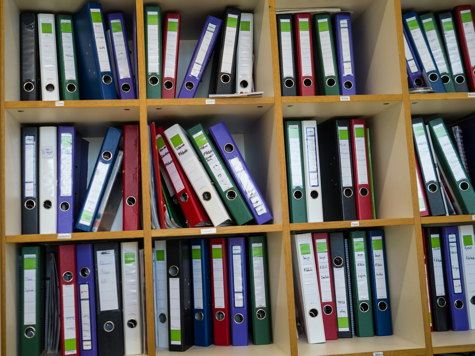 Étagères remplies de classeurs et de dossiers de couleurs