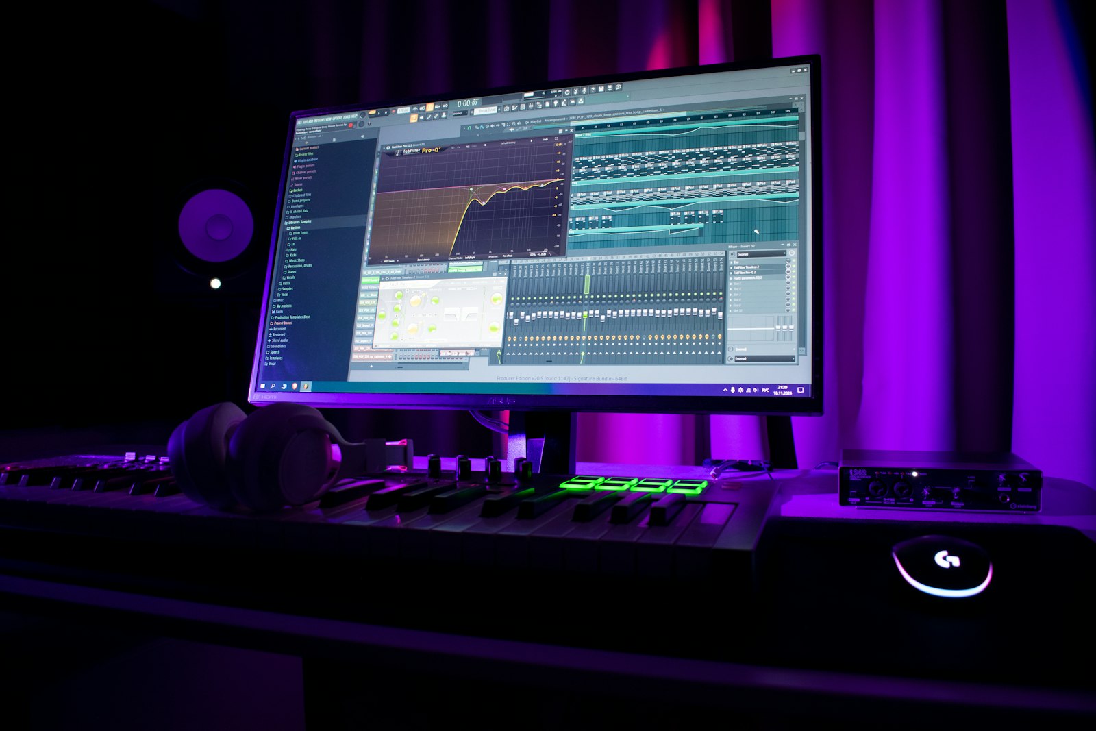Poste de production musicale avec ordinateur, clavier et équipement audio