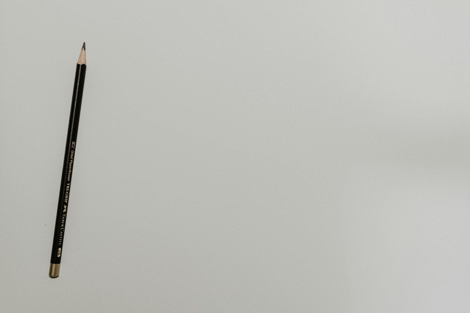 Crayon noir posé sur une surface blanche