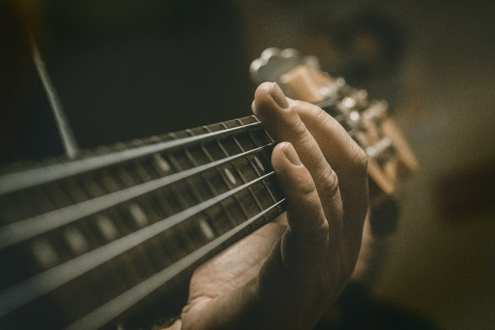 Musicien jouant de la guitare, photographié en noir et blanc