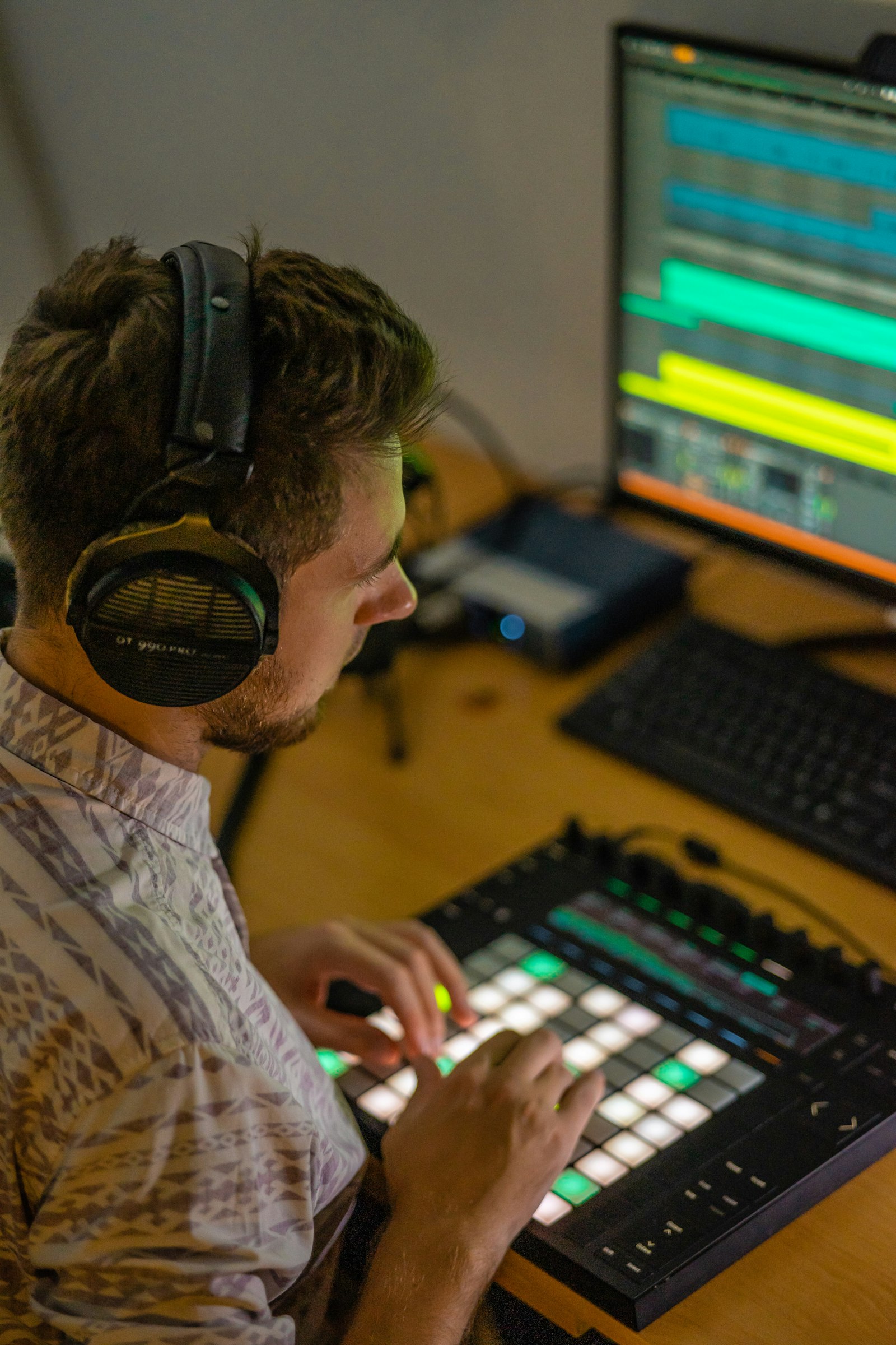 Homme avec un casque audio jouant à un jeu vidéo sur ordinateur