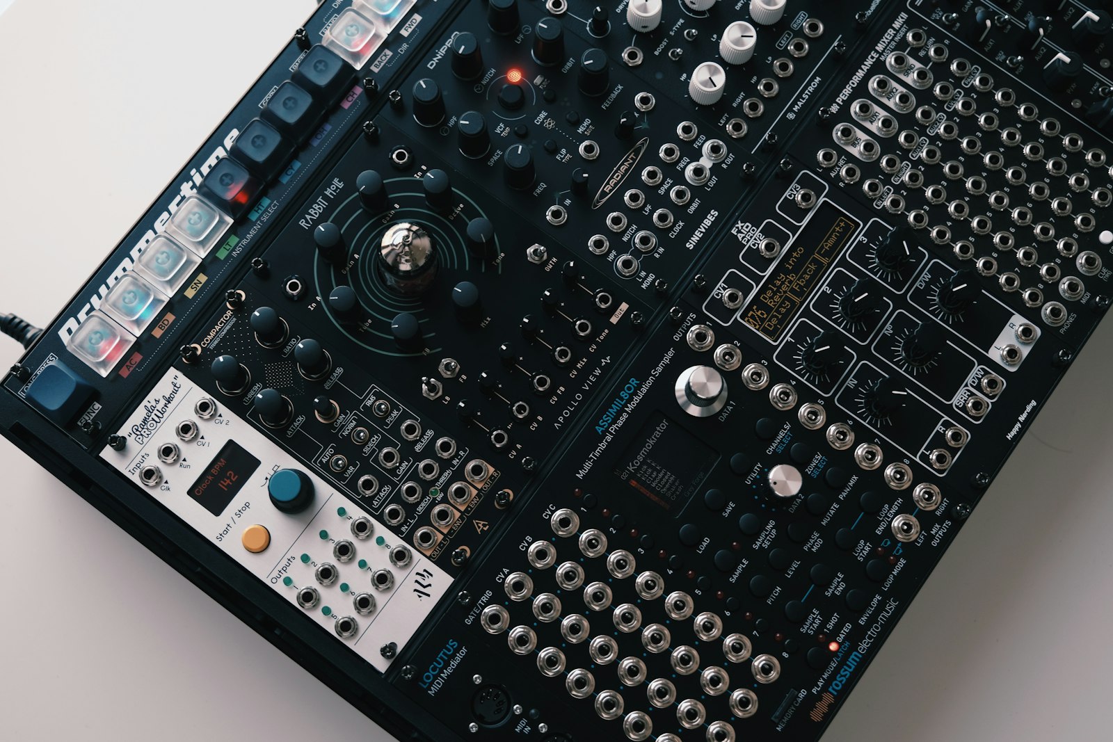 Synthétiseur électronique avec de nombreux potentiomètres et connecteurs