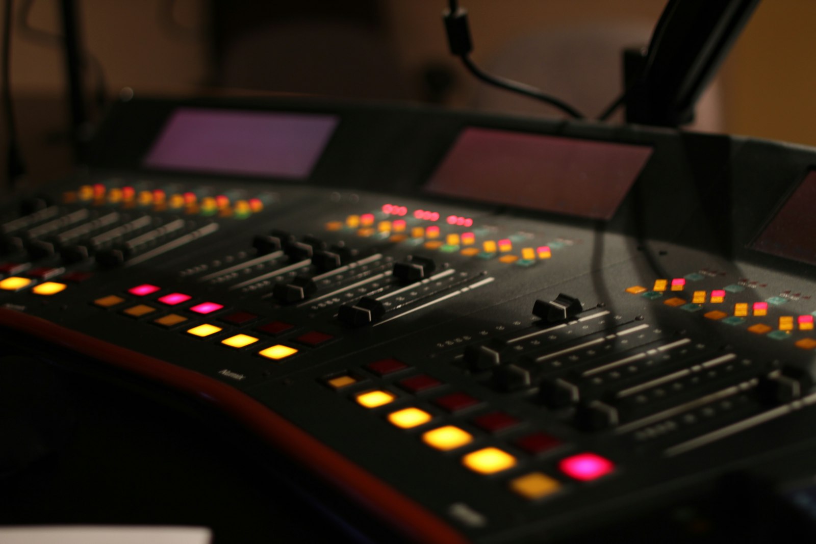 Console de mixage noire et rouge en gros plan