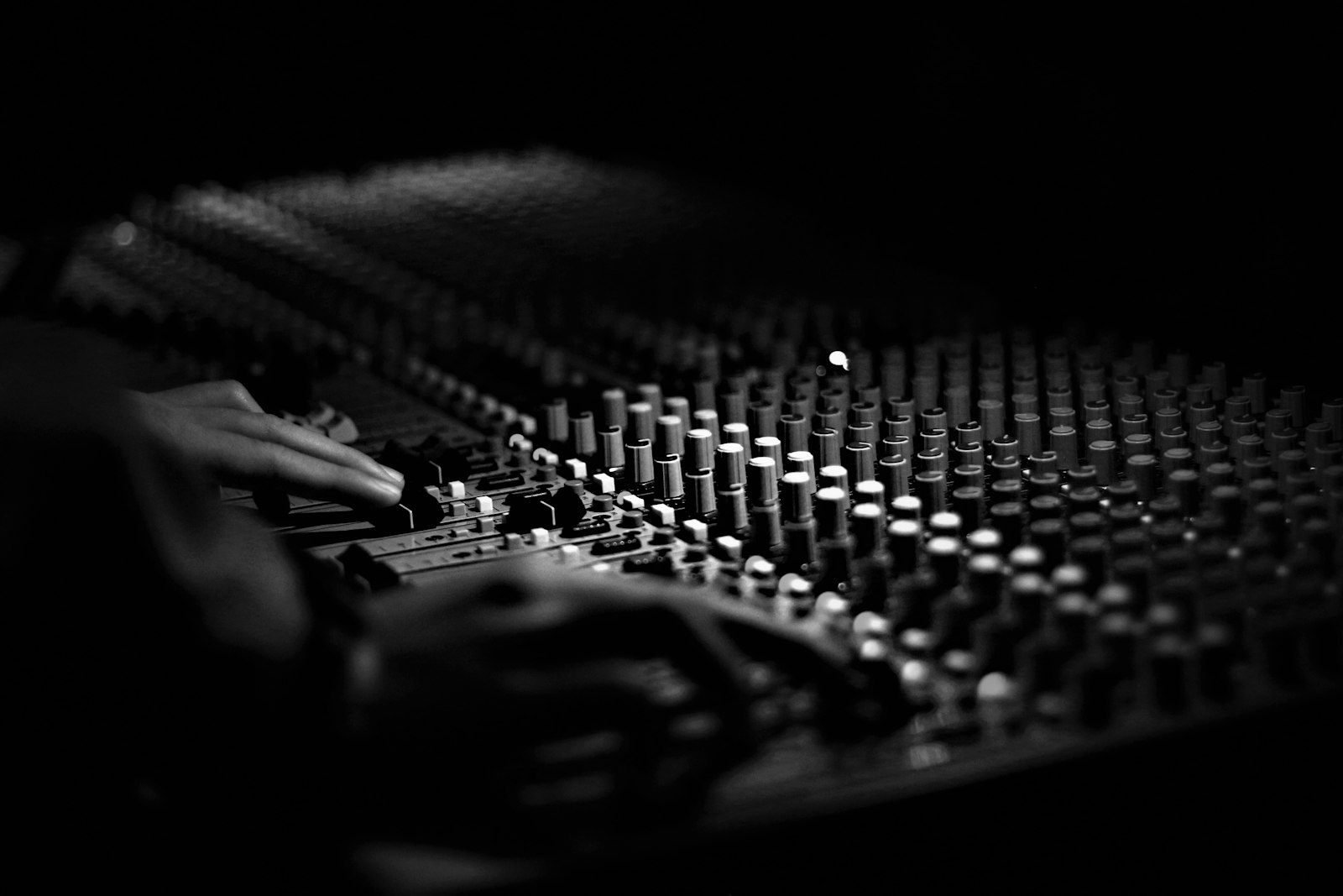 Console de mixage photographiée en noir et blanc