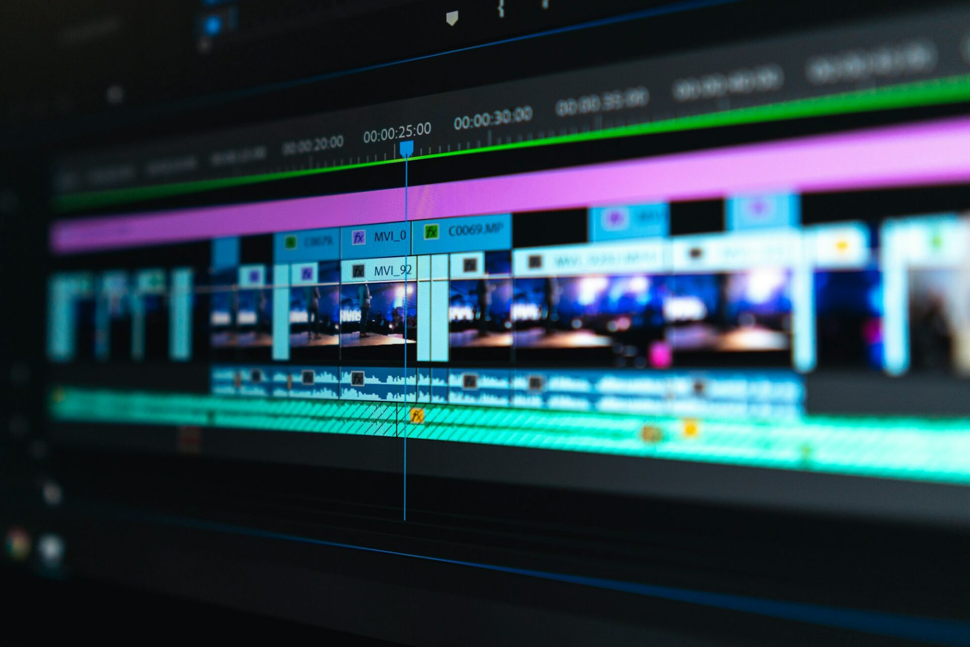 Timeline de montage vidéo avec des clips bleus et violets sur un écran sombre