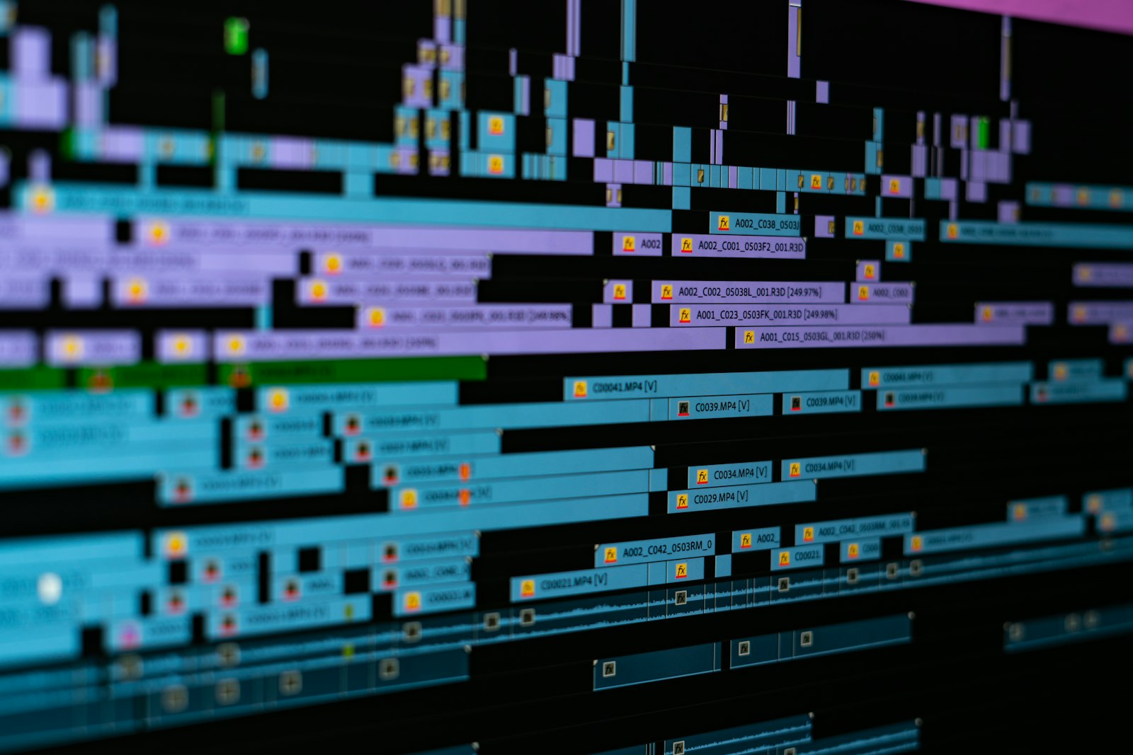 Clips vidéo alignés sur une timeline de montage numérique
