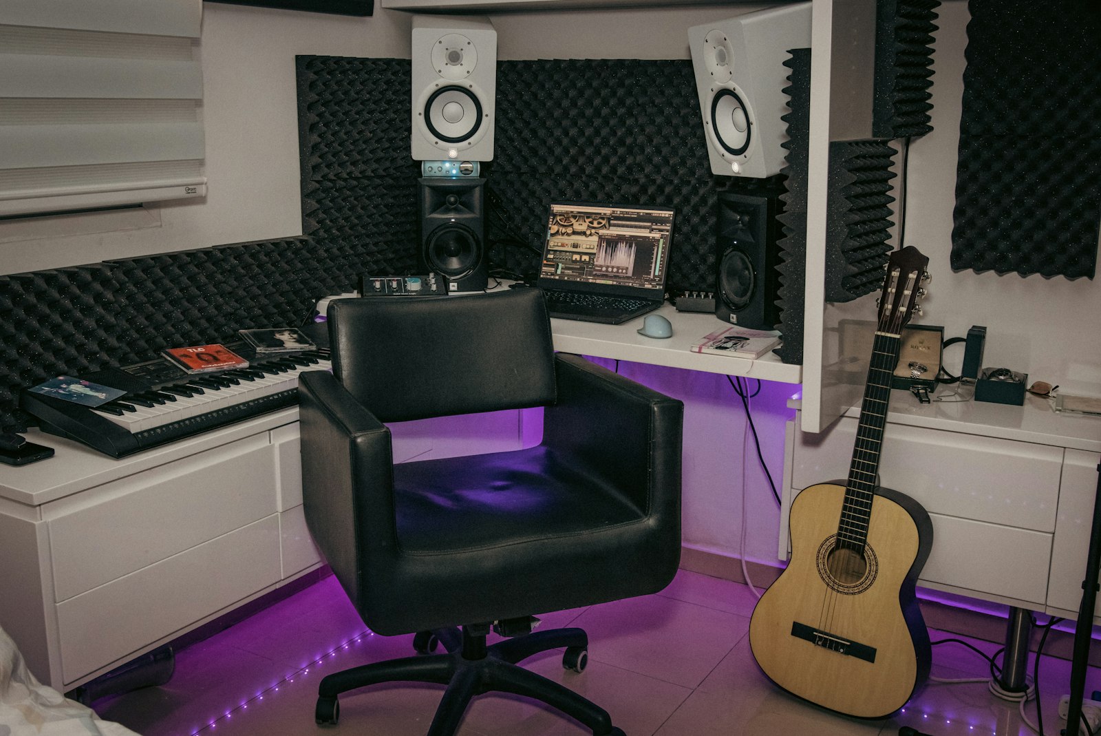 Studio d'enregistrement avec un clavier et une guitare
