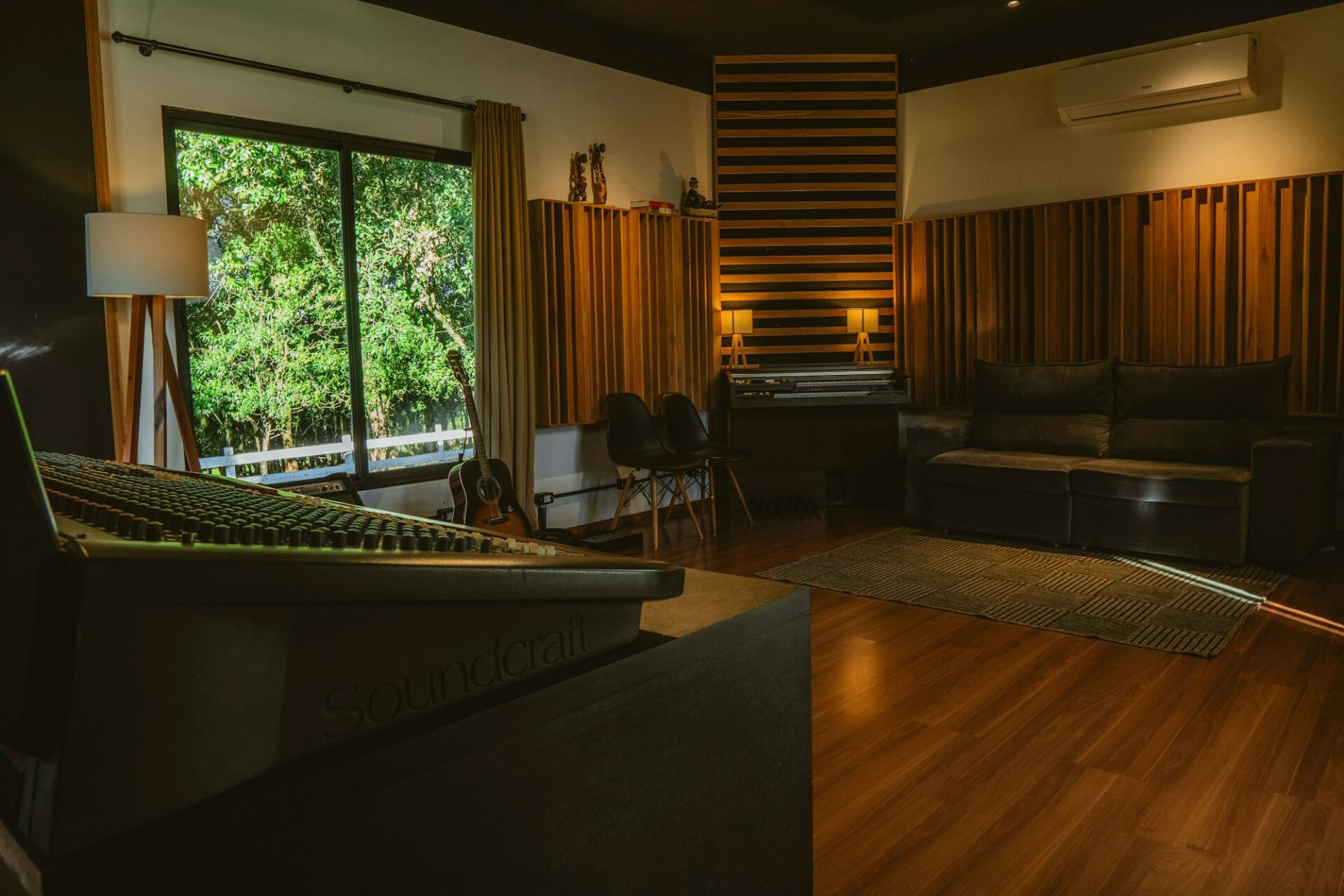 Studio d'enregistrement moderne avec traitement acoustique et grande fenêtre