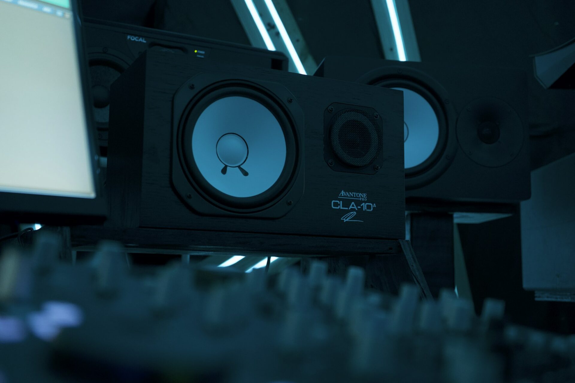 Enceinte de monitoring en gros plan avec un écran en arrière-plan dans un studio