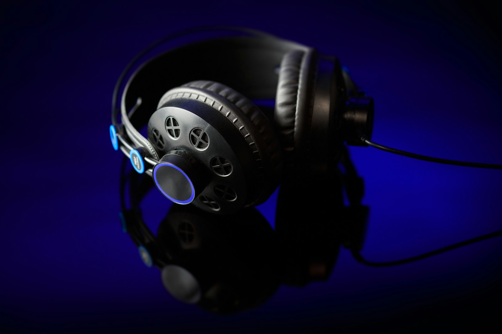 Casque audio posé sur une table