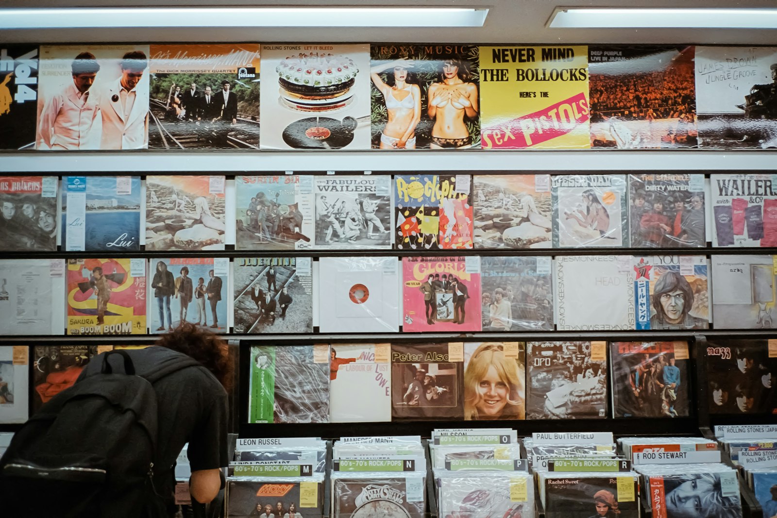 Homme regardant un mur entier de disques
