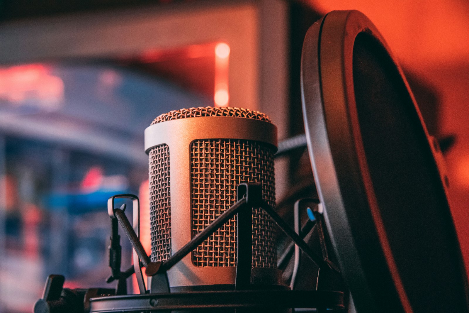 Microphone gris à côté d'un microphone statique