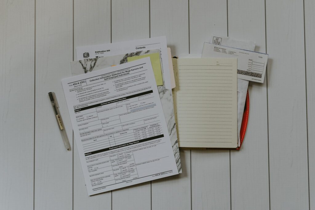 Pile de documents papier photographiée à plat