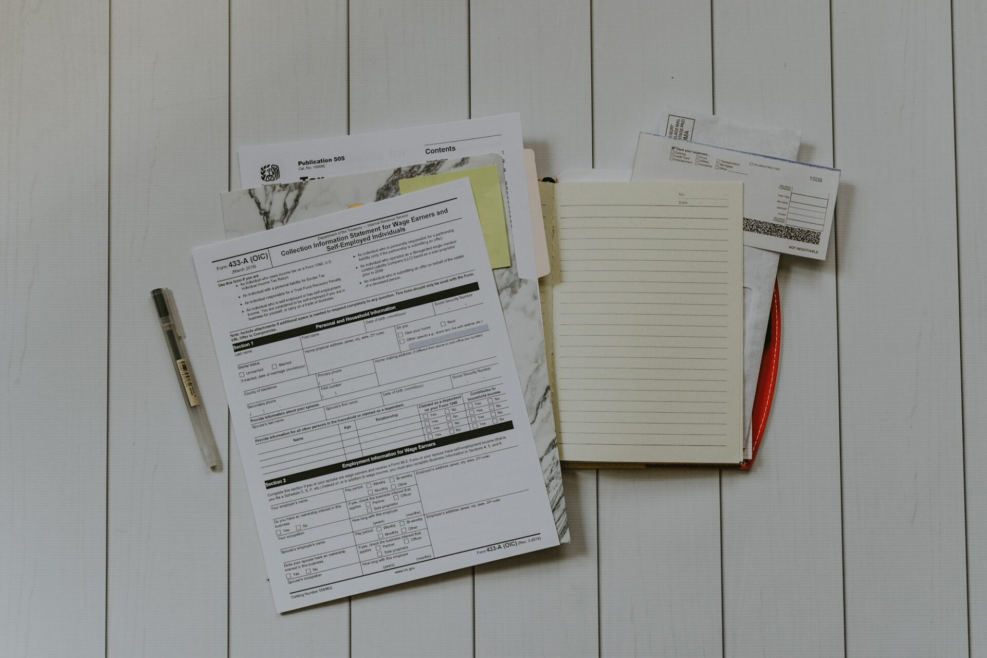 Pile de documents papier photographiée à plat