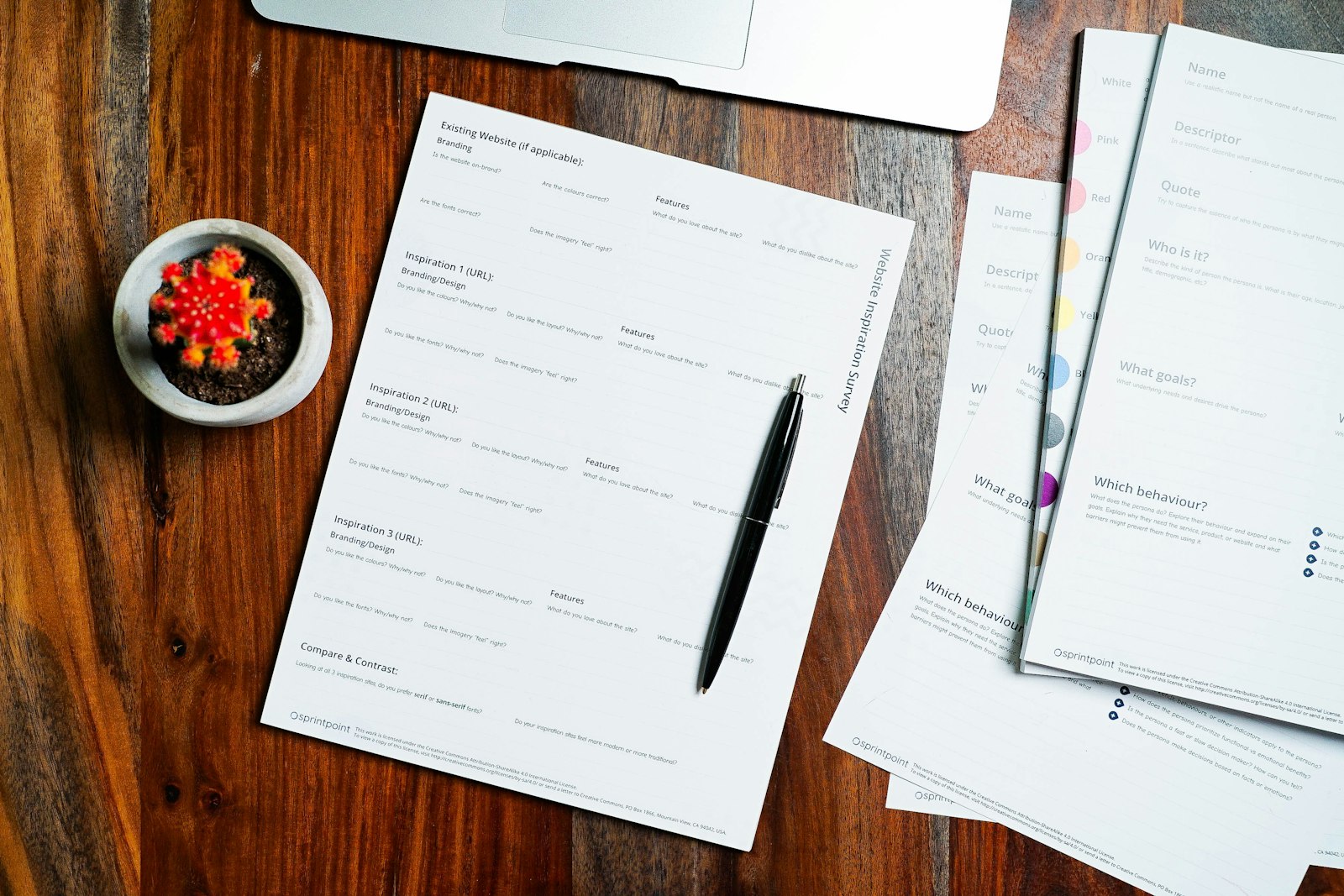 Table en bois avec des papiers et un stylo