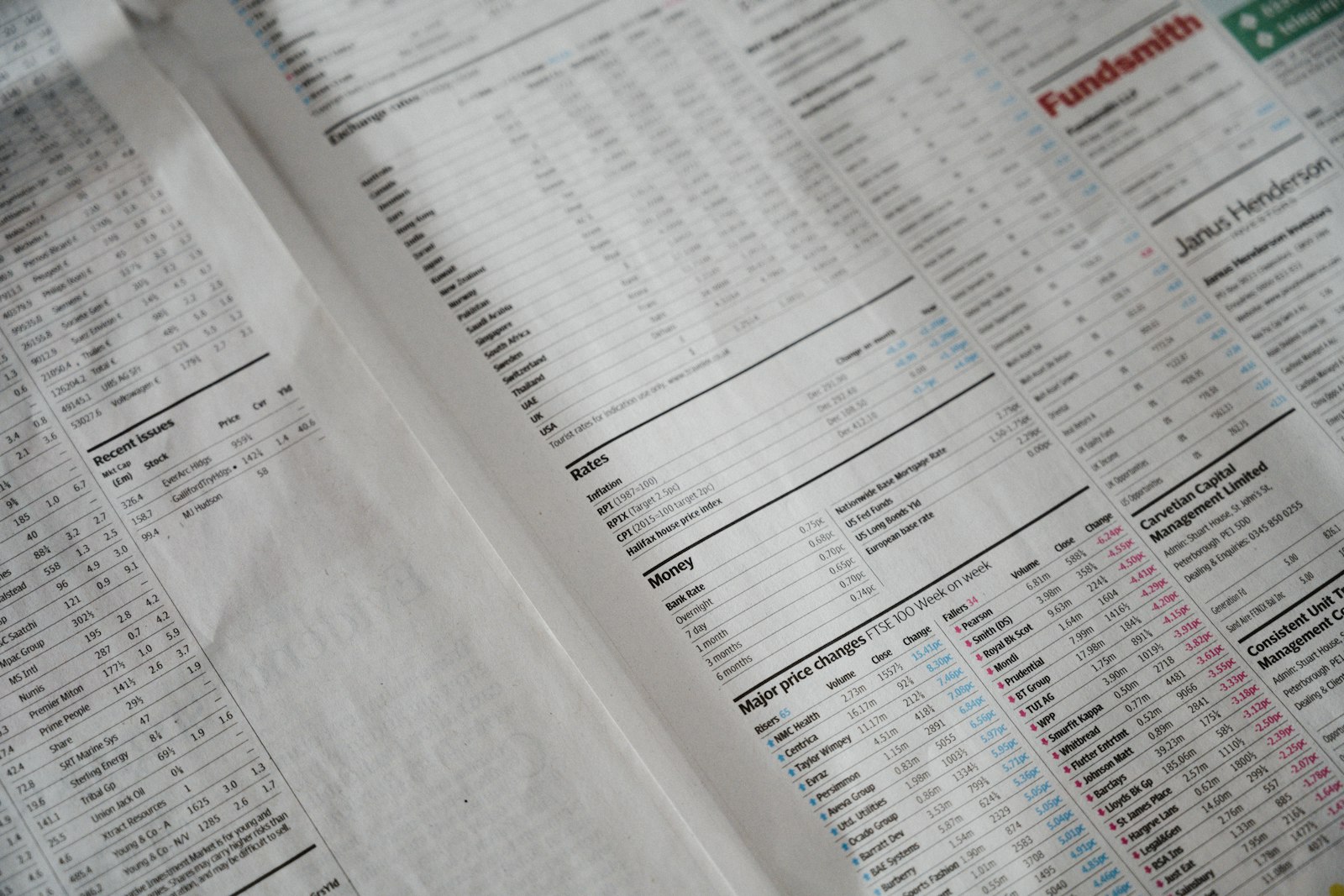 Gros plan sur une feuille de papier couverte de chiffres