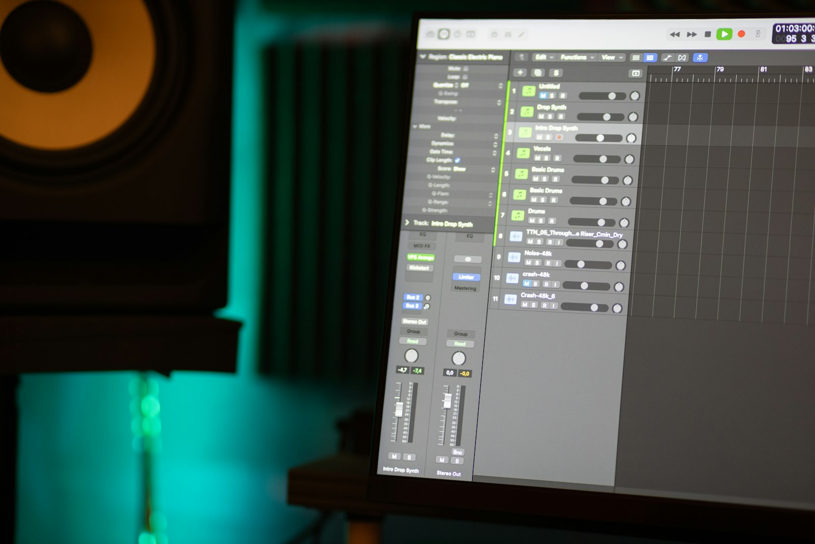 Écran d'ordinateur avec une console de mixage en arrière-plan