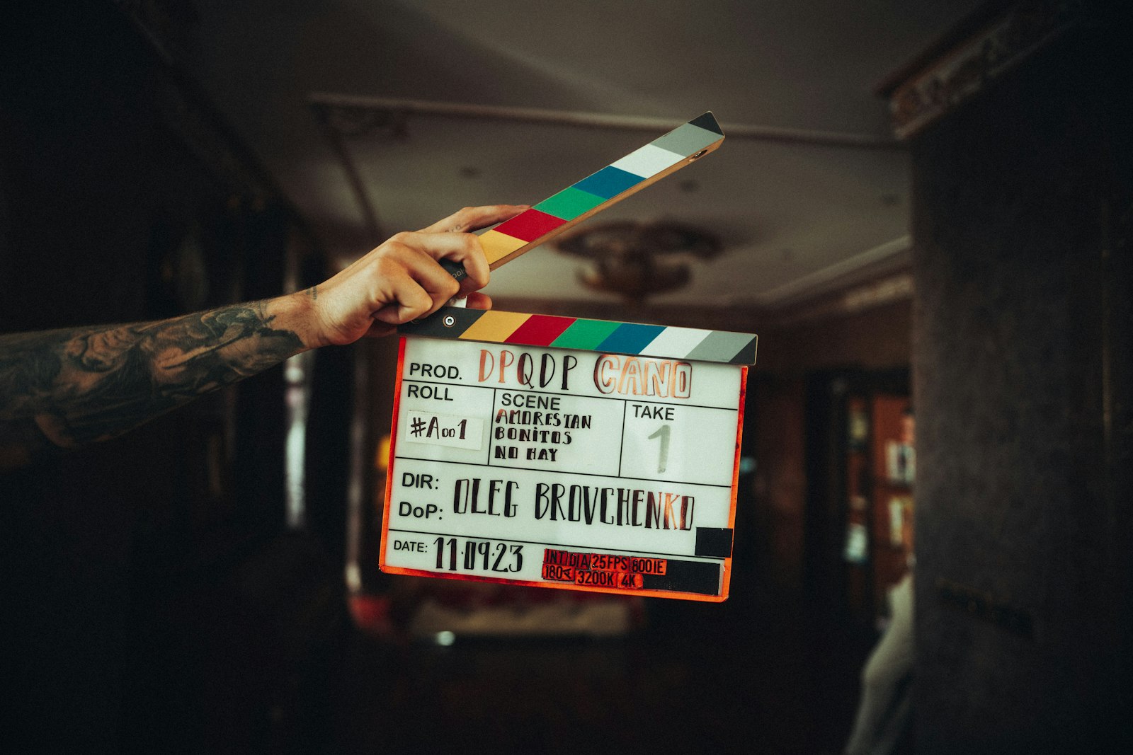 Personne tenant un clap de cinéma à la main