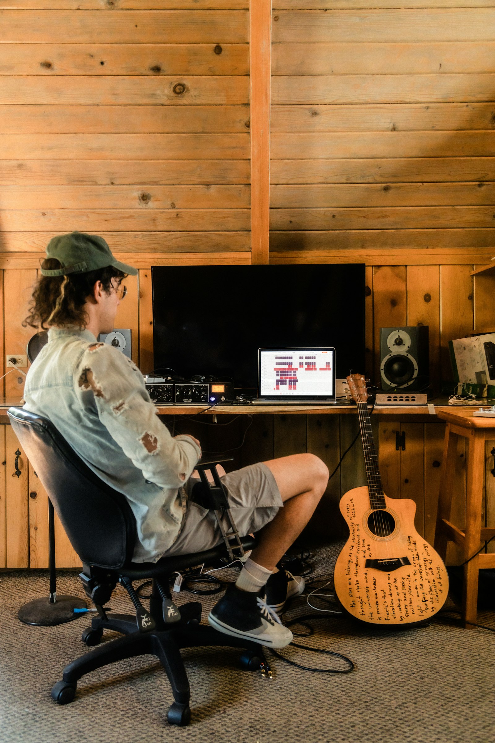 Musicien assis jouant de la guitare en studio