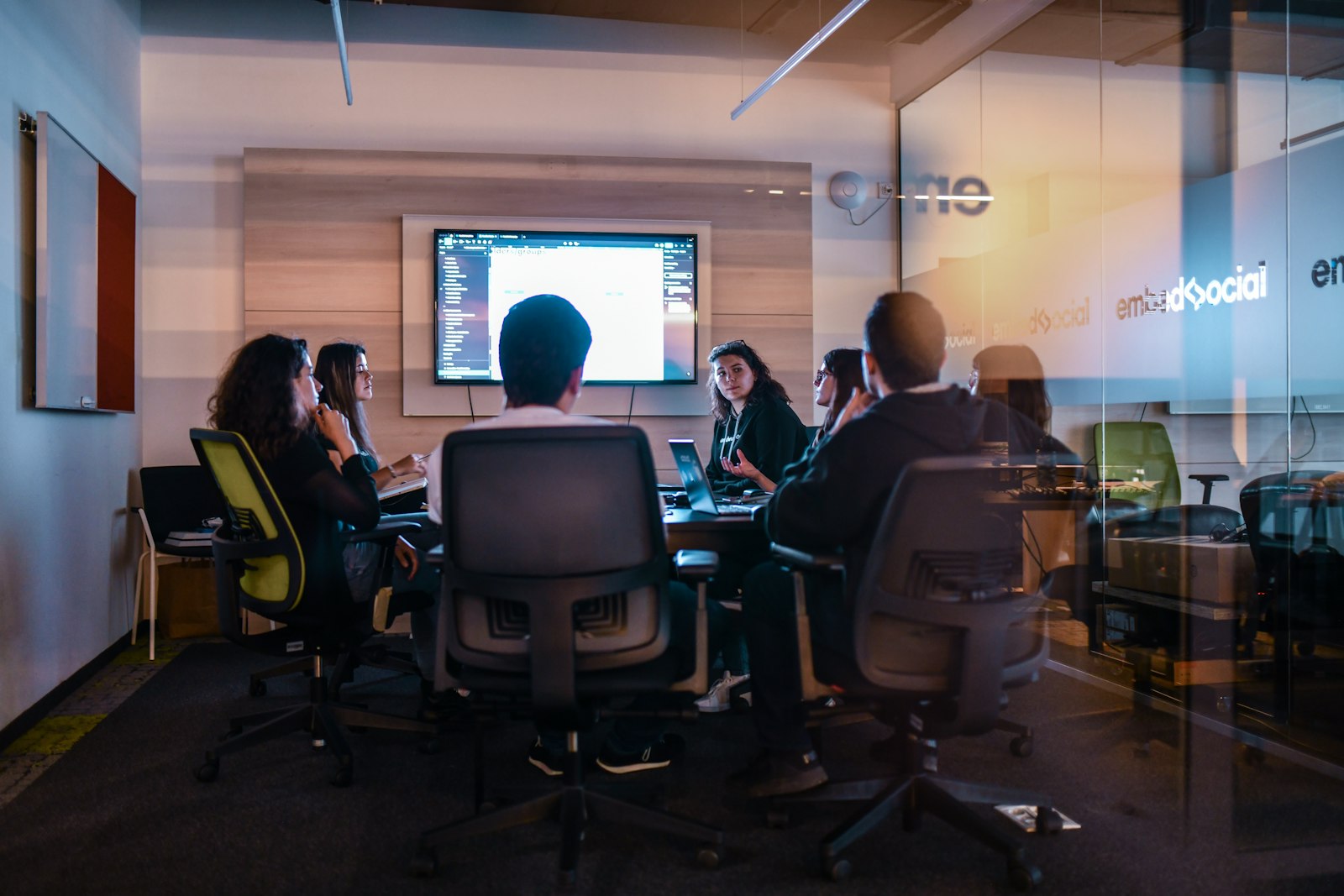 Groupe de personnes assises face à un écran de projection
