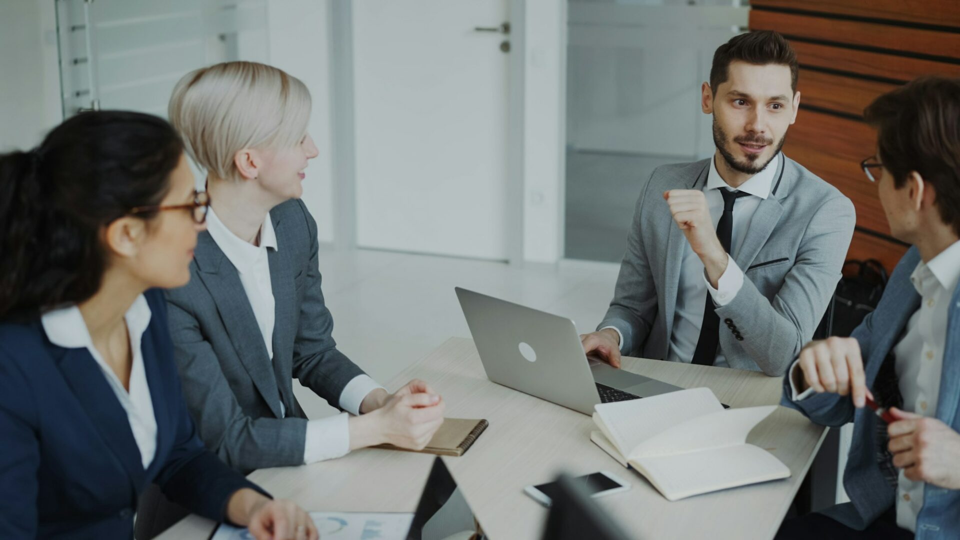 Quatre professionnels en réunion autour d'une table