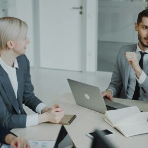 Quatre professionnels en réunion autour d'une table