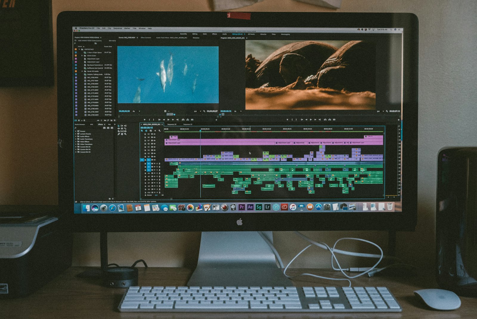 Ordinateur affichant une timeline de montage vidéo avec clavier et souris