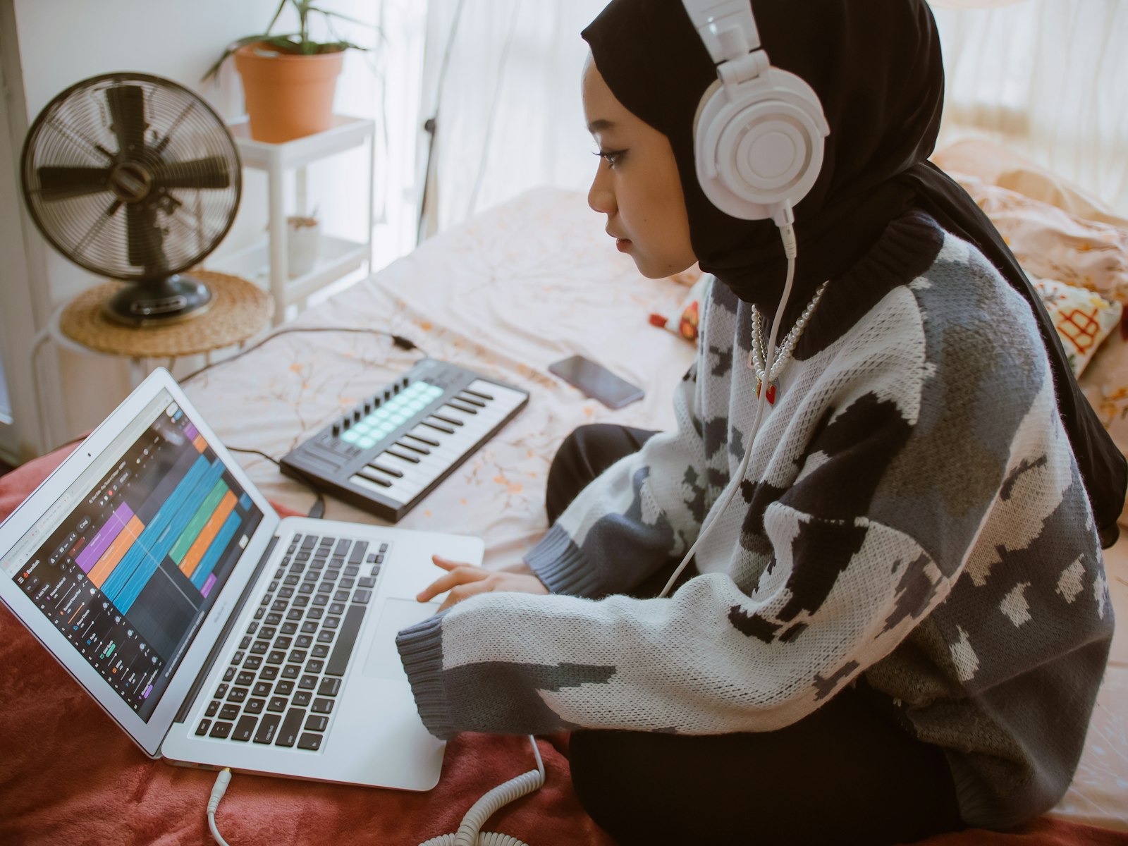 Personne portant un casque et utilisant un ordinateur portable